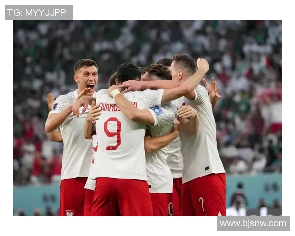 波兰足球明星意外失利引发热议球迷对未来的期待与担忧