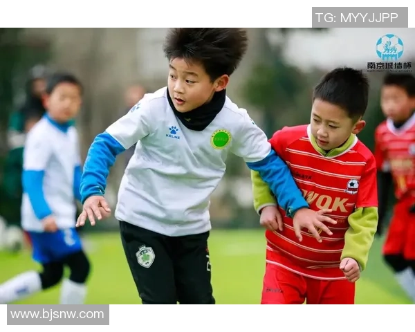 足球明星与教练的精彩对话视频揭秘训练背后的故事与默契配合 足球明星与教练的精彩对话视频揭秘训练背后的故事与默契配合