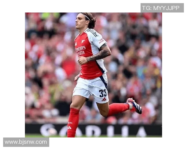 足球明星伤病背后的故事与坚持展现运动员不屈精神的真实瞬间 足球明星伤病背后的故事与坚持展现运动员不屈精神的真实瞬间