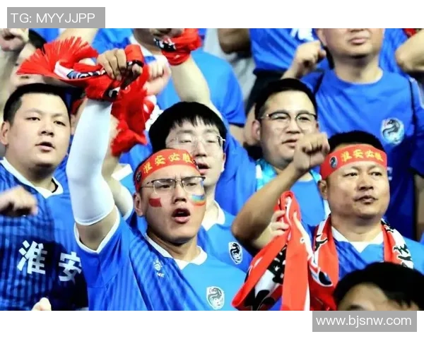 足球明星亲临赛场助威球迷热情高涨共同见证精彩瞬间 足球明星亲临赛场助威球迷热情高涨共同见证精彩瞬间