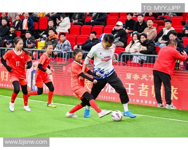 足球明星展现风采拍摄写真视频引发粉丝热议与期待