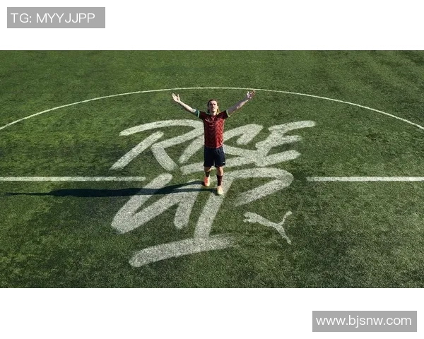 足球明星携时尚手拿包亮相赛场引发热议与关注 足球明星携时尚手拿包亮相赛场引发热议与关注