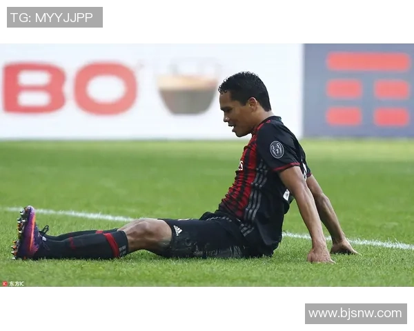 足球明星激情庆祝瞬间握拳举手展现胜利的力量与团结 足球明星激情庆祝瞬间握拳举手展现胜利的力量与团结